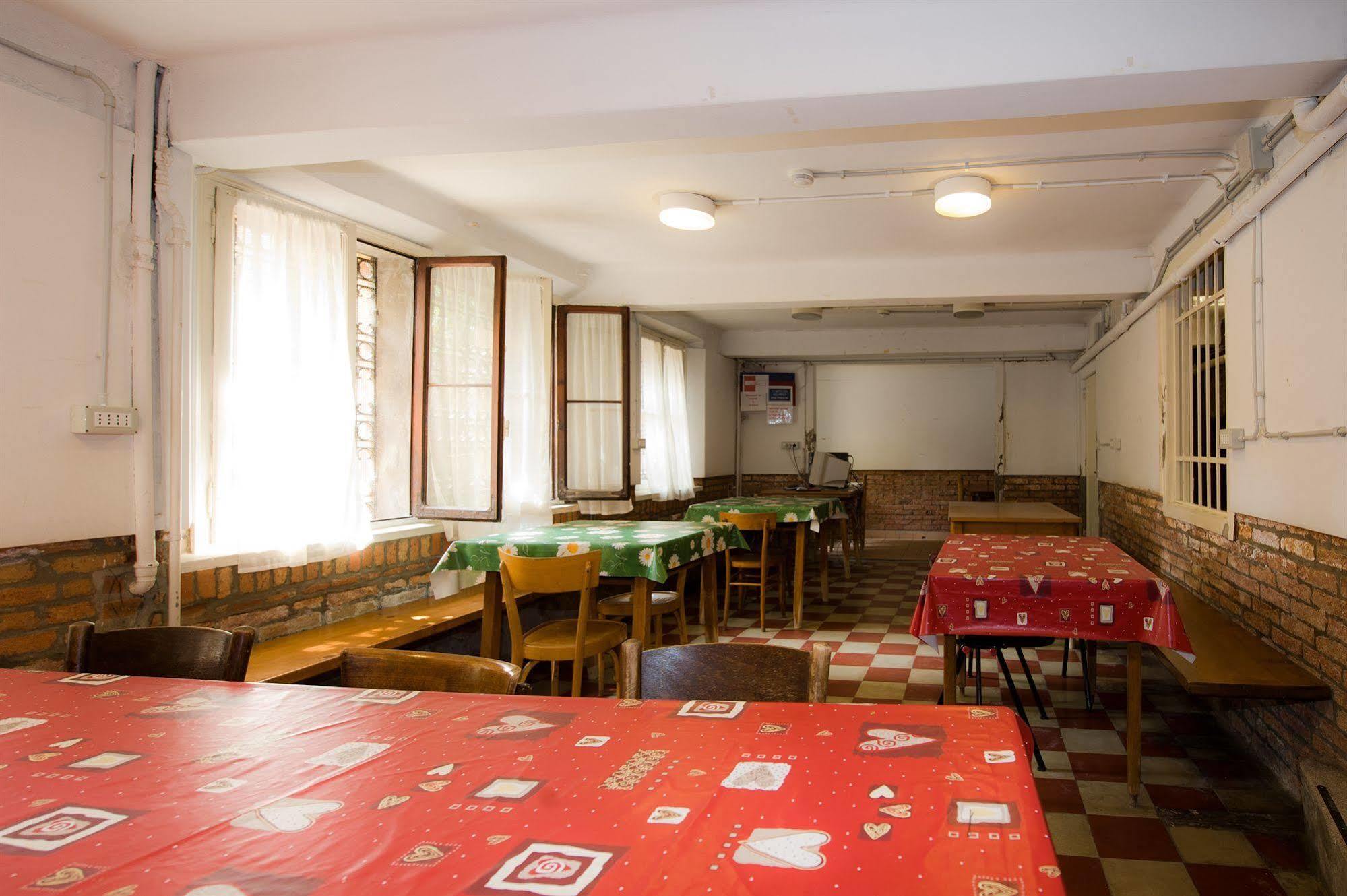 Domus Civica Hostal 3*